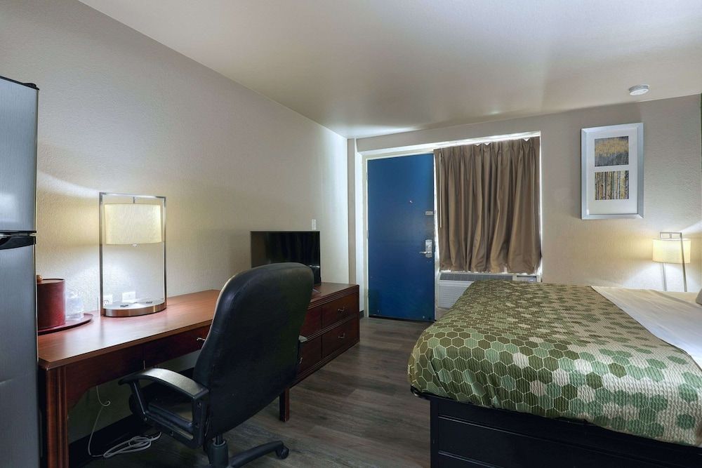 Suburban Studios Neenah-Appleton Room, 1 King Bed with Sofa bed, Non Smoking (Efficiency) 4