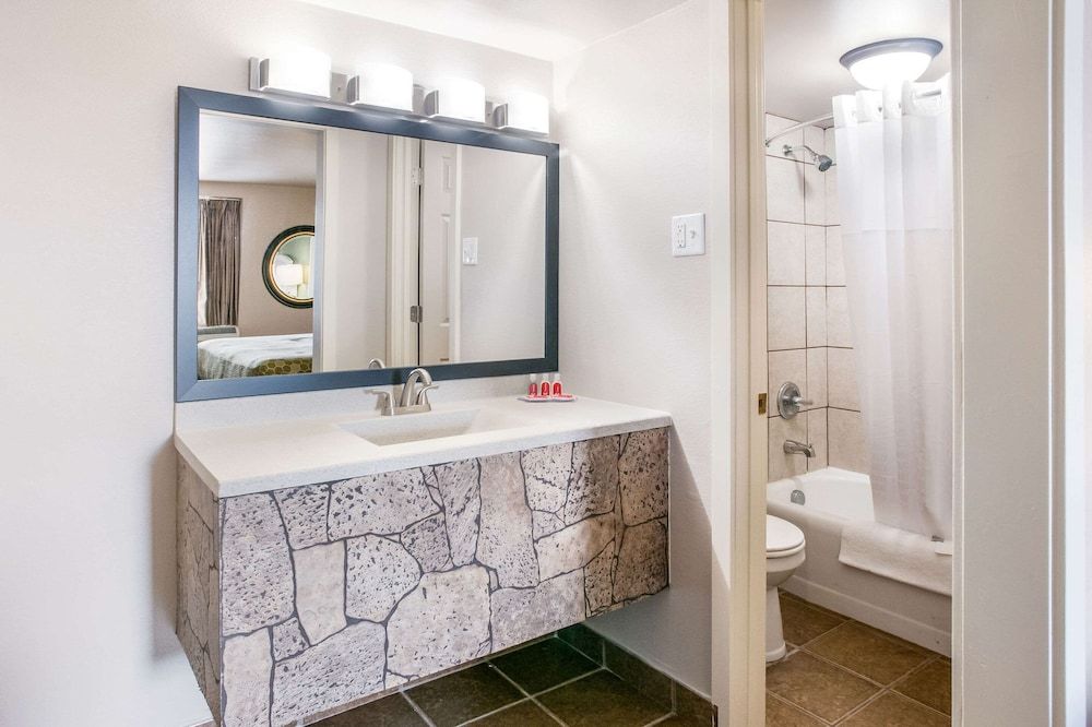 Suburban Studios Neenah-Appleton Room, 1 King Bed with Sofa bed, Non Smoking (Efficiency) 6