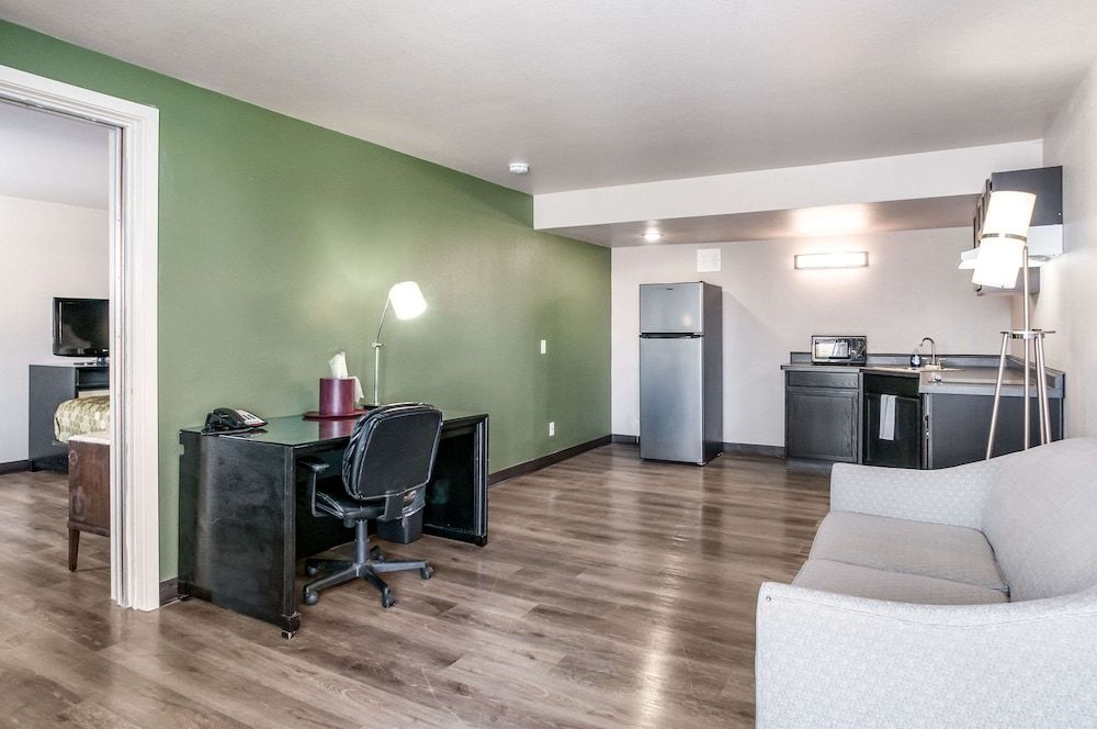 Suburban Studios Neenah-Appleton Room, 1 King Bed with Sofa bed, Non Smoking (Efficiency) 7