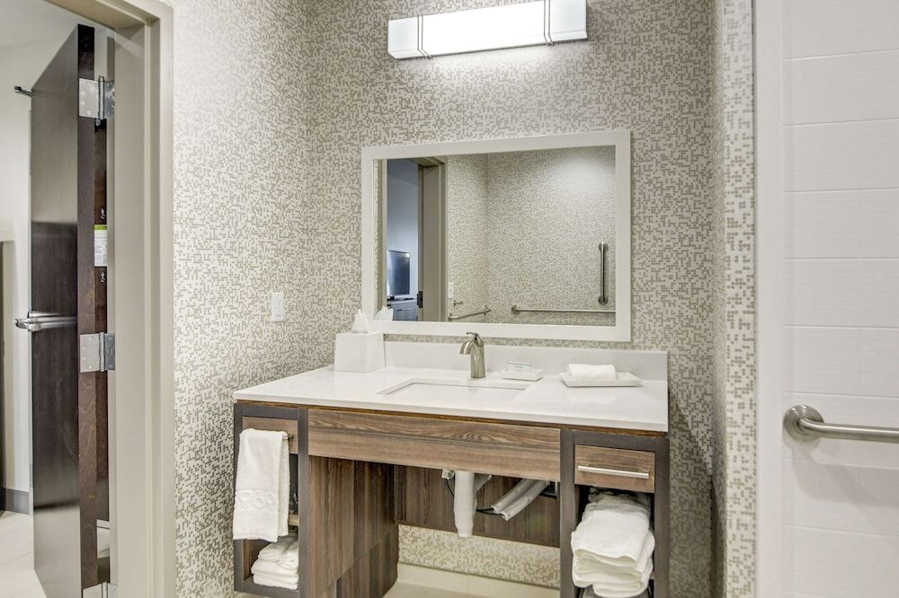Suite, 1 King Bed, Accessible, Bathtub (Mobility & Hearing)