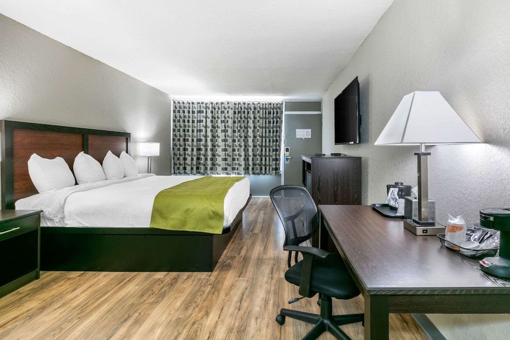 Rodeway Inn Kingston Springs Standard Room, 1 King Bed, Non Smoking 2