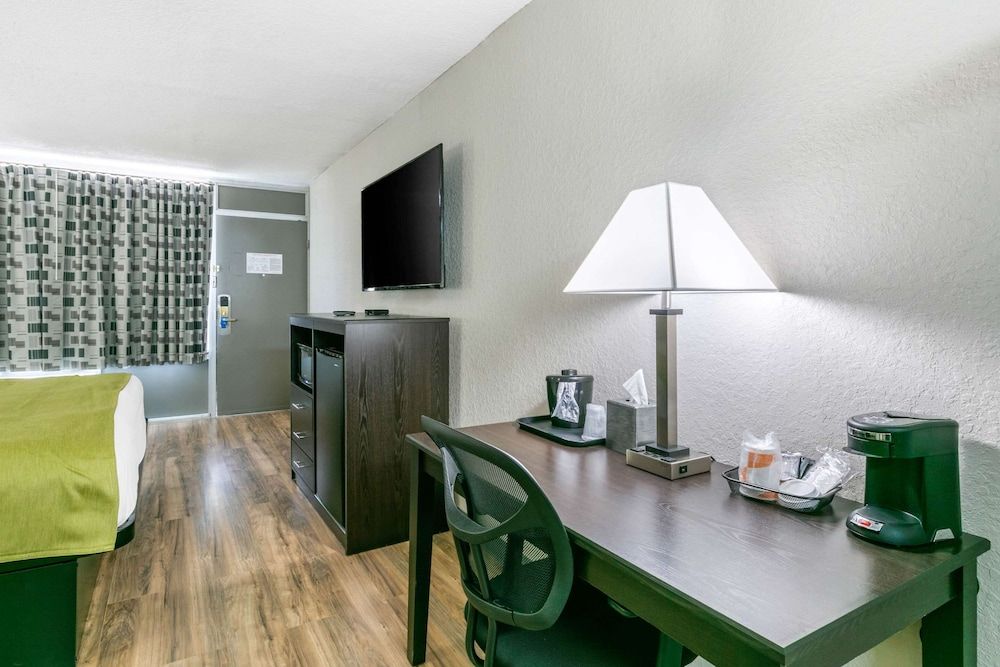 Rodeway Inn Kingston Springs Standard Room, 1 King Bed, Non Smoking 11