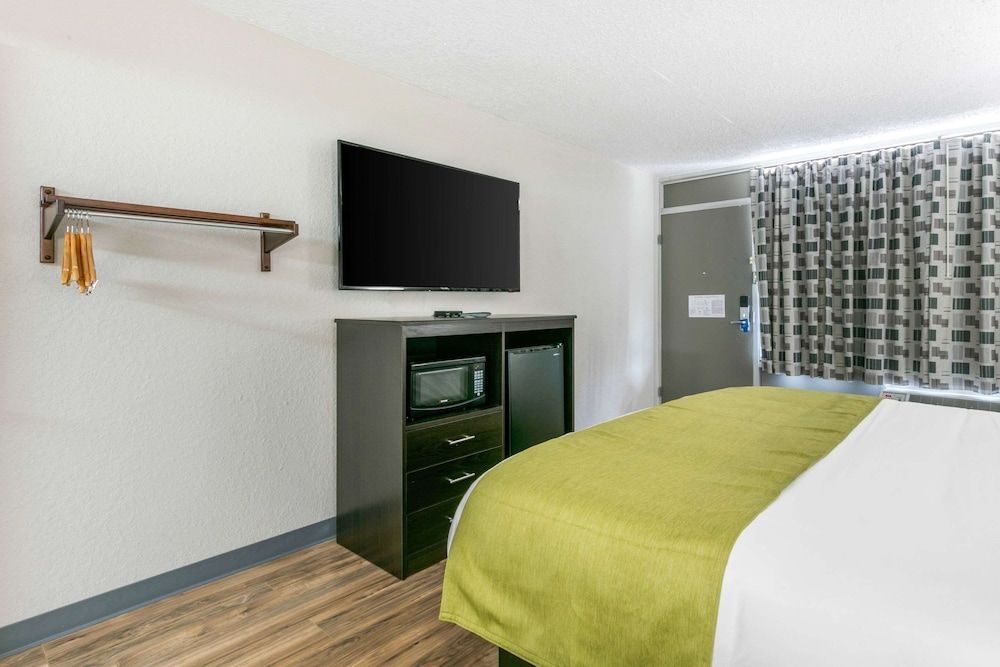 Rodeway Inn Kingston Springs Standard Room, 1 King Bed, Non Smoking 3