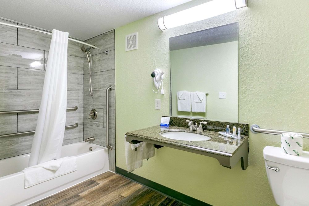 Rodeway Inn Kingston Springs Room, 1 King Bed, Accessible, Non Smoking 5