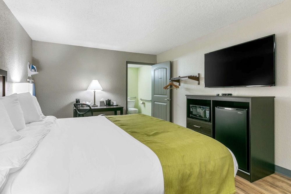 Rodeway Inn Kingston Springs Standard Room, 1 King Bed, Non Smoking 4