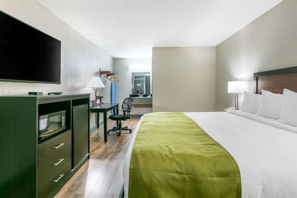 Rodeway Inn Kingston Springs Standard Room, 1 King Bed, Non Smoking 6