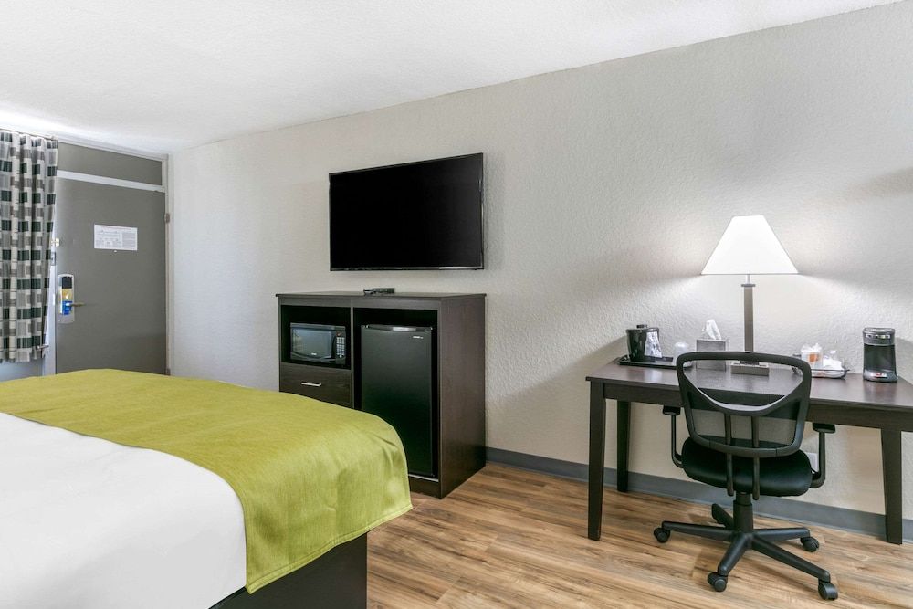 Rodeway Inn Kingston Springs Standard Room, 1 King Bed, Non Smoking 8