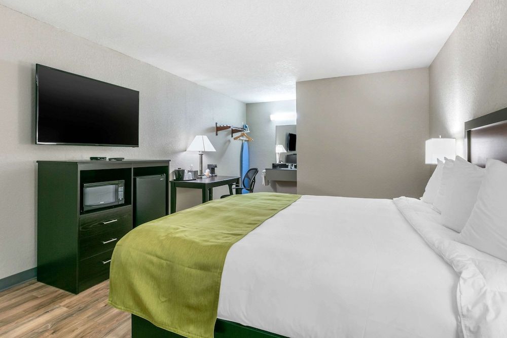 Rodeway Inn Kingston Springs Standard Room, 1 King Bed, Non Smoking 7