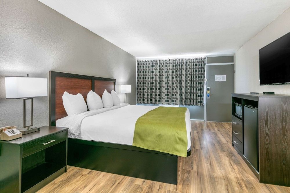 Rodeway Inn Kingston Springs Standard Room, 1 King Bed, Non Smoking 5