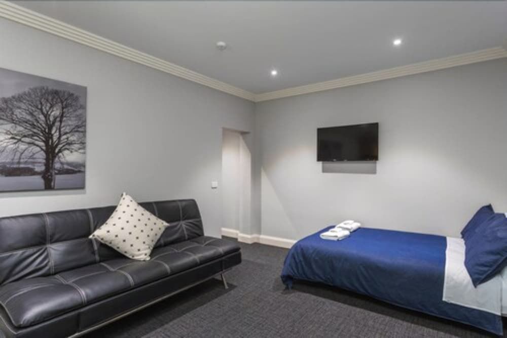 The Manhattan One Bedroom Apartment 5