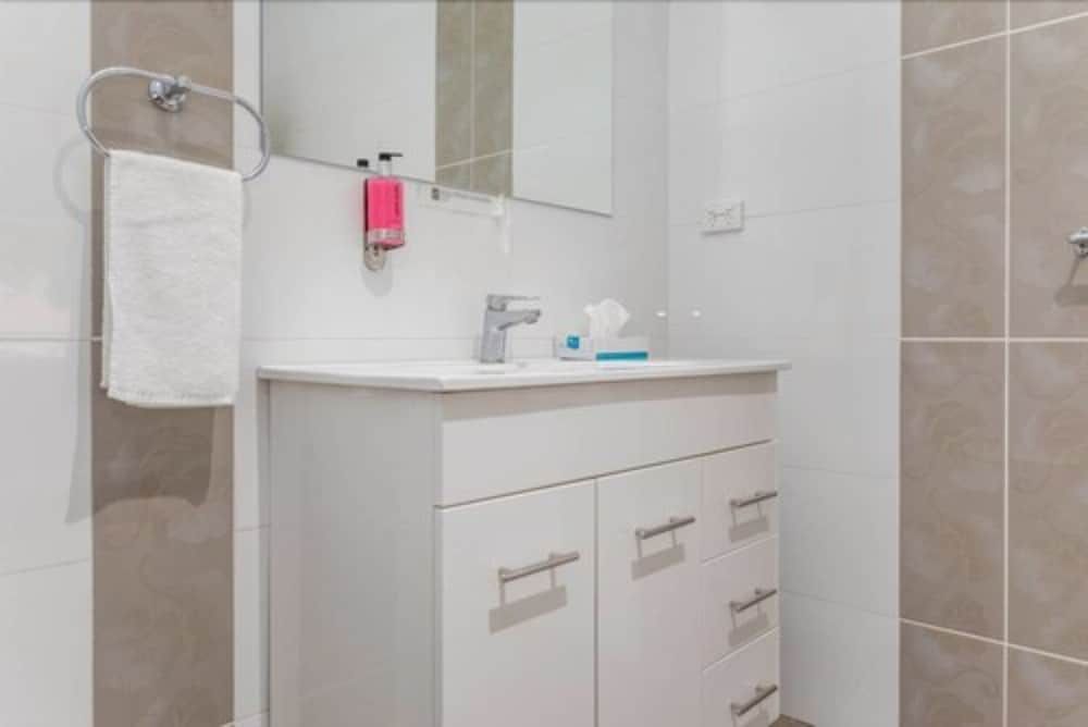 The Manhattan Basic Double Room, 1 Queen Bed 5