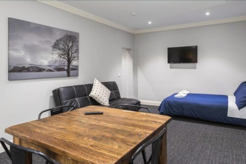 The Manhattan One Bedroom Apartment 6