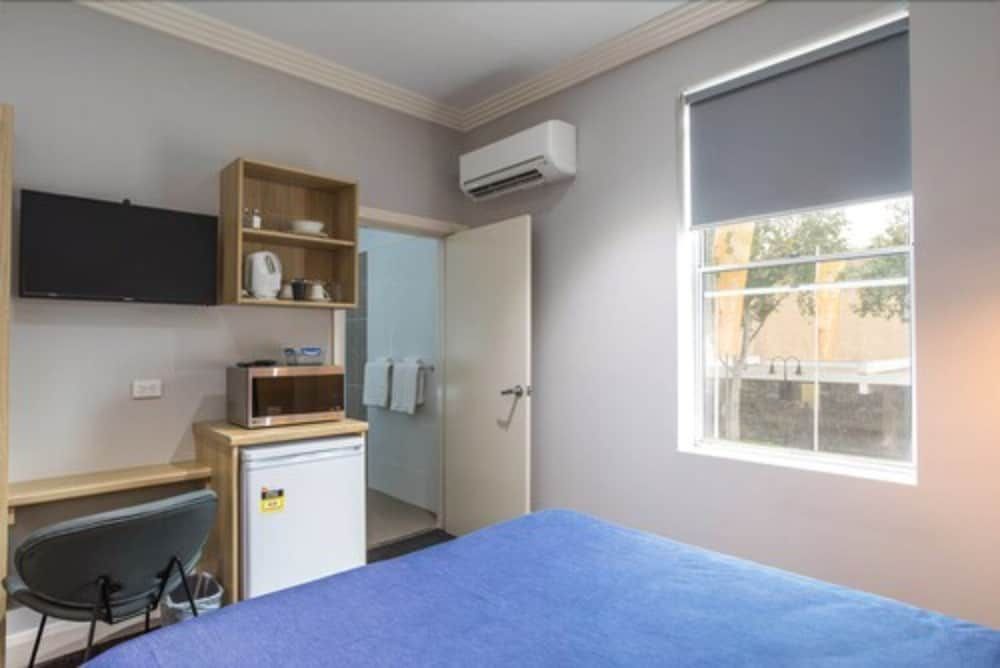 The Manhattan Superior Queen Room 6