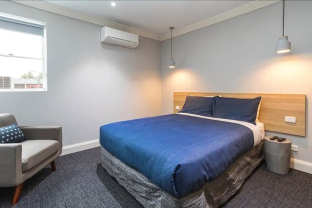 The Manhattan One Bedroom Apartment 2