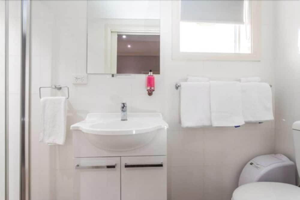 The Manhattan Basic Double Room, 1 Queen Bed 4