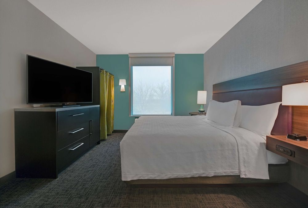 Suite, 1 King Bed, Accessible (Roll-In Shower)