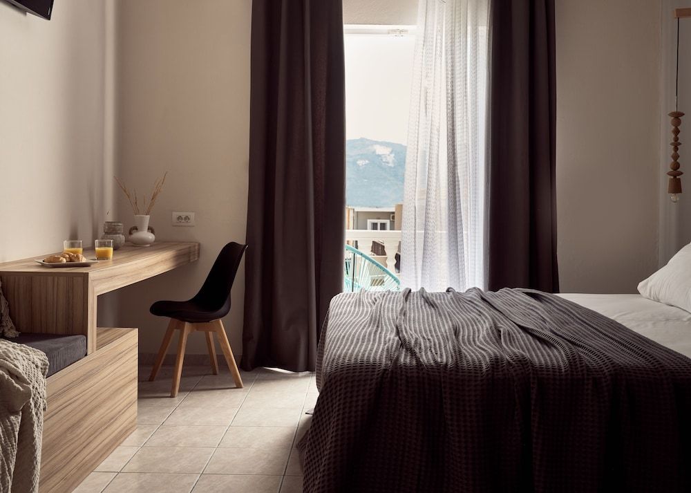 Deluxe Double Room, 1 Bedroom, Partial Sea View, Garden Area