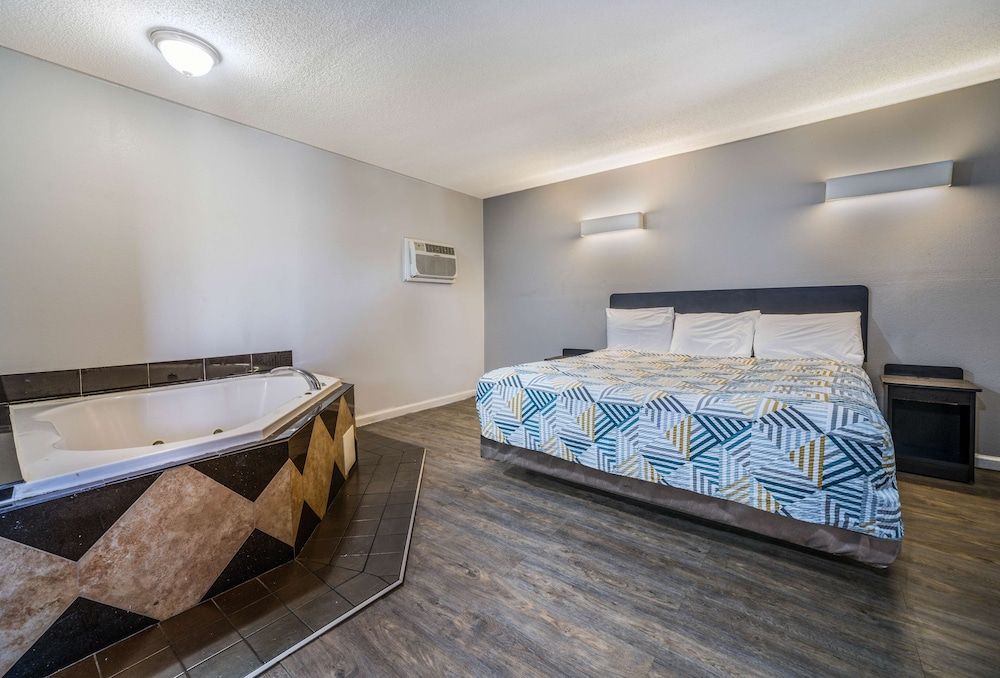 Deluxe Suite, 1 King Bed, Non Smoking, Hot Tub
