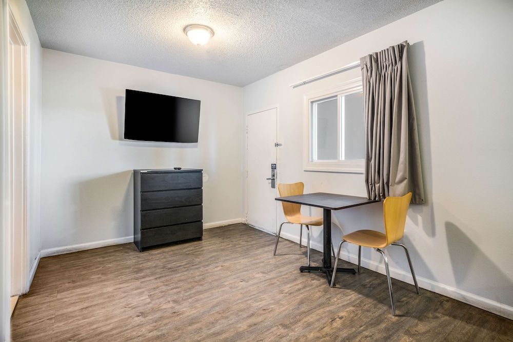 Motel 6 Toms River, NJ - Near Seaside Heights Standard Room, 1 King Bed, Non Smoking 6