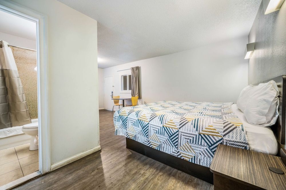 Motel 6 Toms River, NJ - Near Seaside Heights Standard Room, 1 King Bed, Non Smoking 2