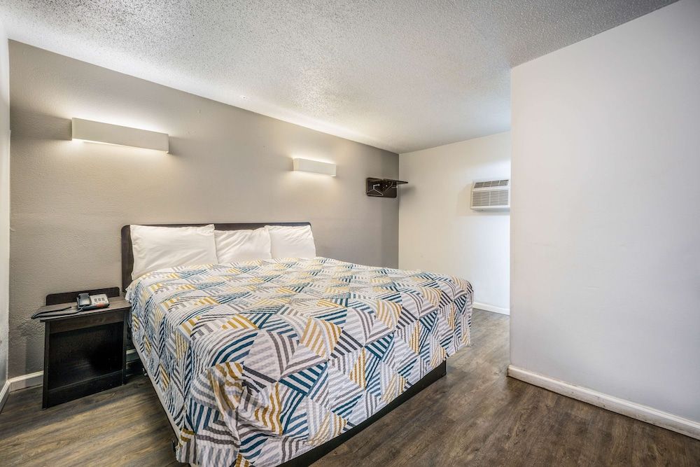 Motel 6 Toms River, NJ - Near Seaside Heights Standard Room, 1 King Bed, Non Smoking