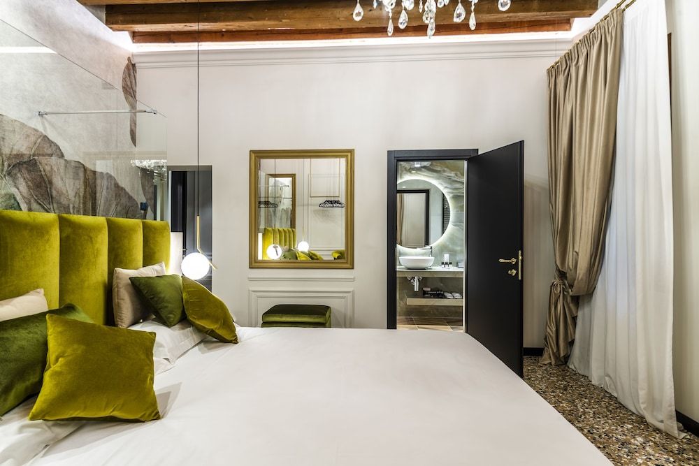 San Maurizio Luxury Suites Deluxe Room 2