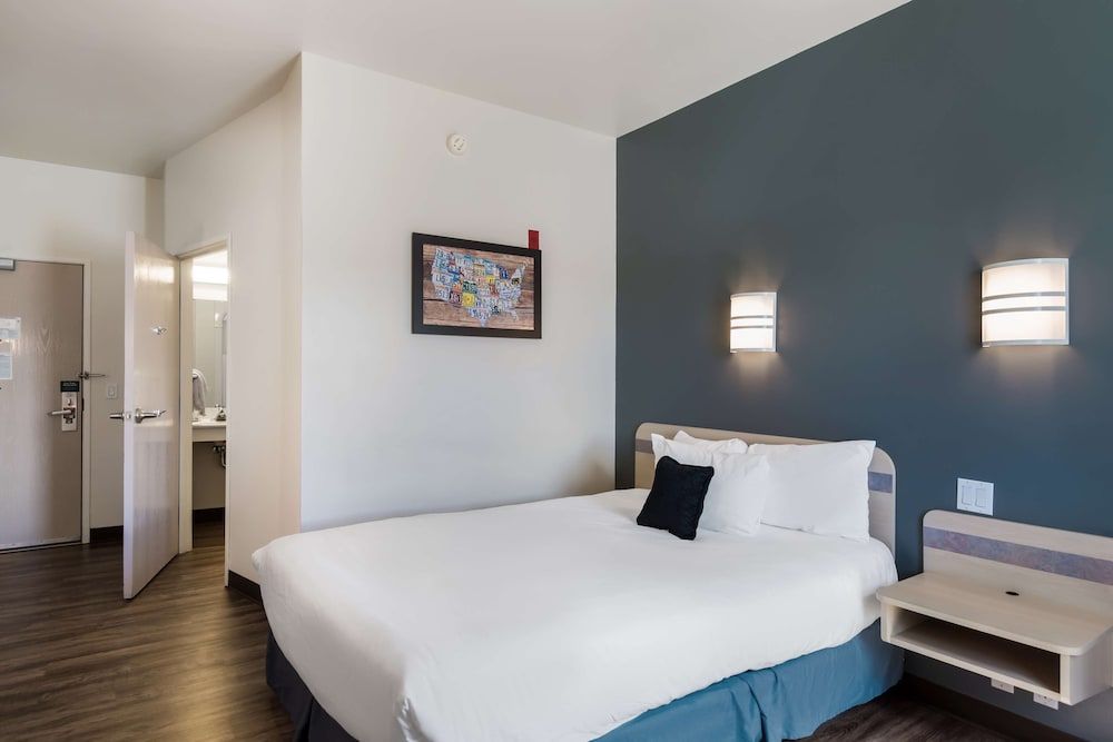 Room, 1 Queen Bed, Accessible (Roll-In Shower)