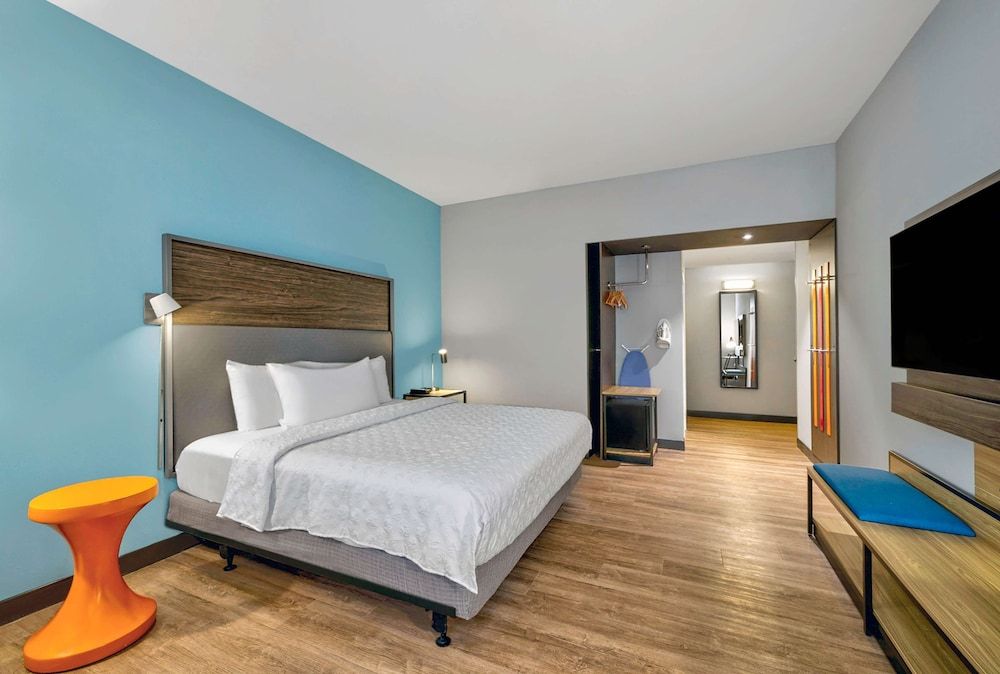 Room, 1 King Bed, Accessible, Bathtub