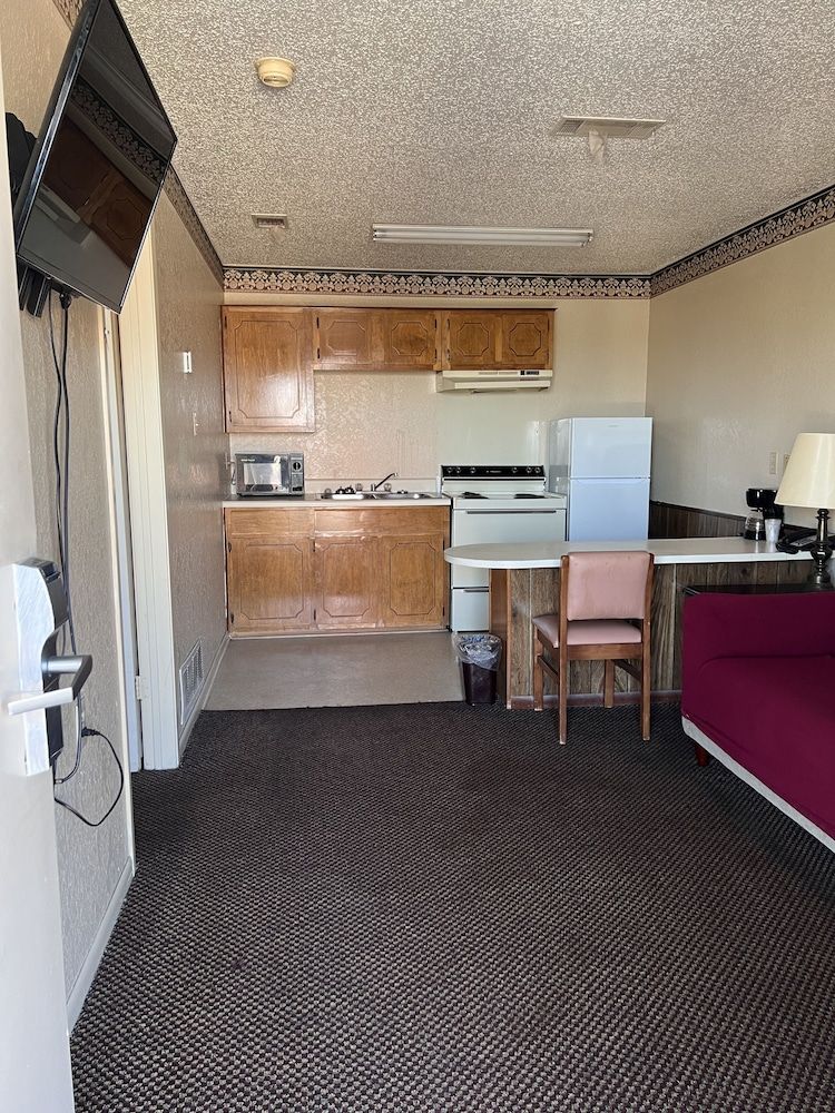 Hallmark Inn and Suites Deluxe Studio 3
