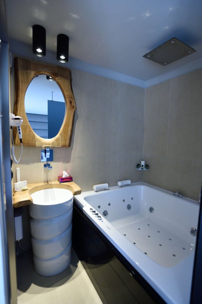 Magnifique Luxury Suites Suite, Hot Tub 9