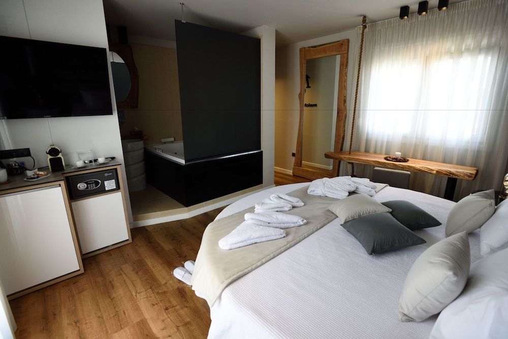 Magnifique Luxury Suites Suite, Hot Tub 4