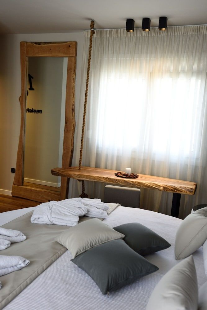 Magnifique Luxury Suites Suite, Hot Tub 3