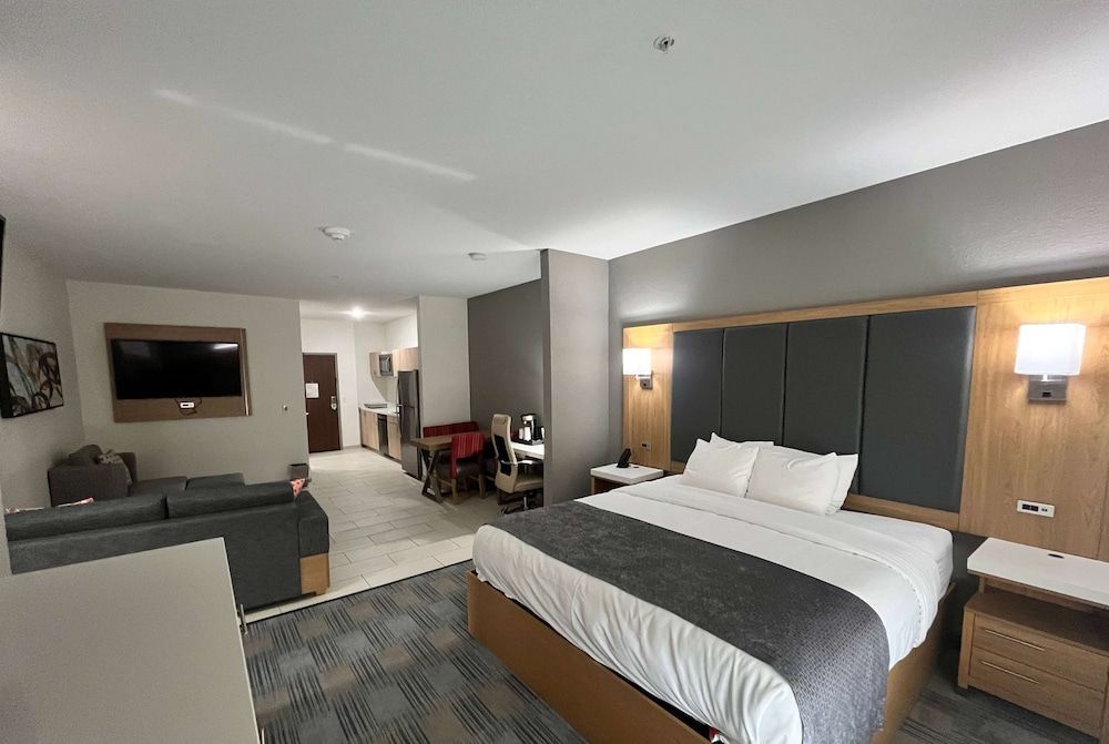Suite, 1 King Bed with Sofa bed, Kitchenette (Jetted Tub, 2 TVs)