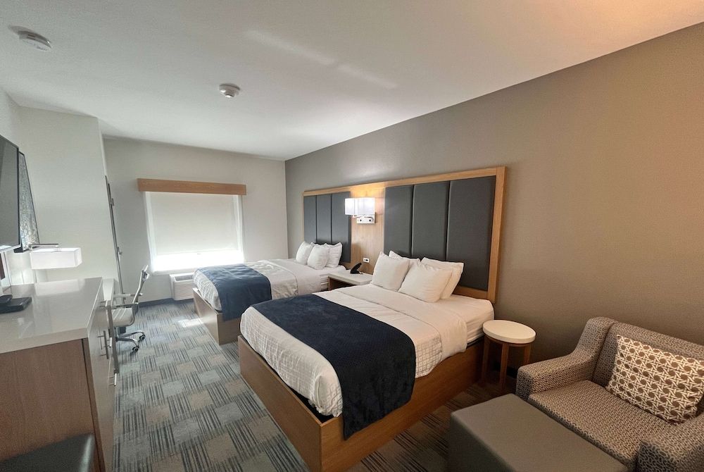 La Quinta Inn & Suites by Wyndham Coralville Iowa City Suite, Multiple Beds (2 TVs) 3