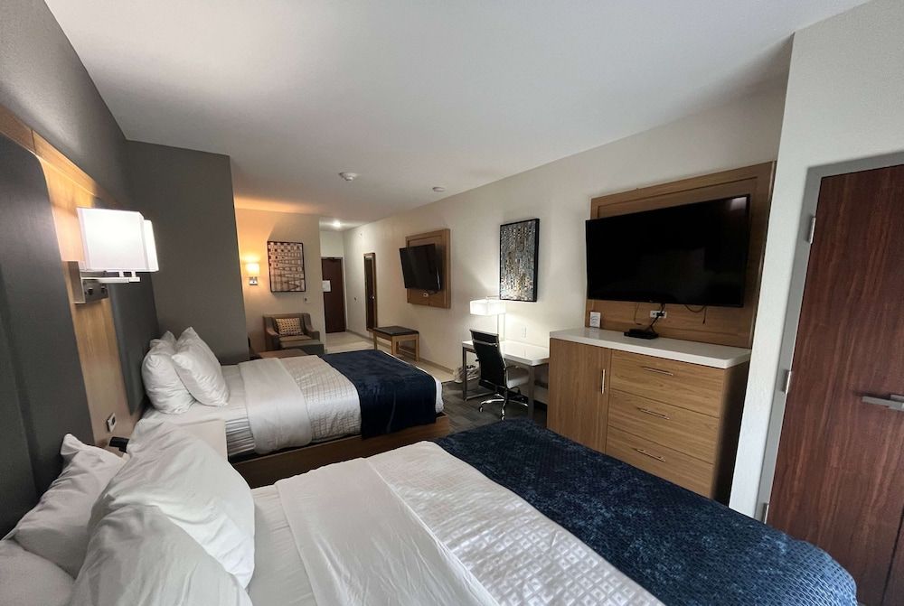 La Quinta Inn & Suites by Wyndham Coralville Iowa City Suite, Multiple Beds (2 TVs) 4