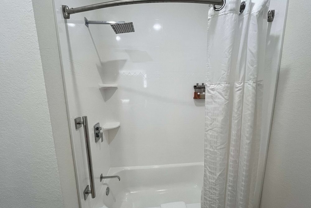 La Quinta Inn & Suites by Wyndham Coralville Iowa City Suite, Multiple Beds (2 TVs) 7