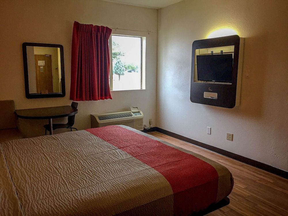 Standard Room, 1 King Bed, Accessible, Non Smoking