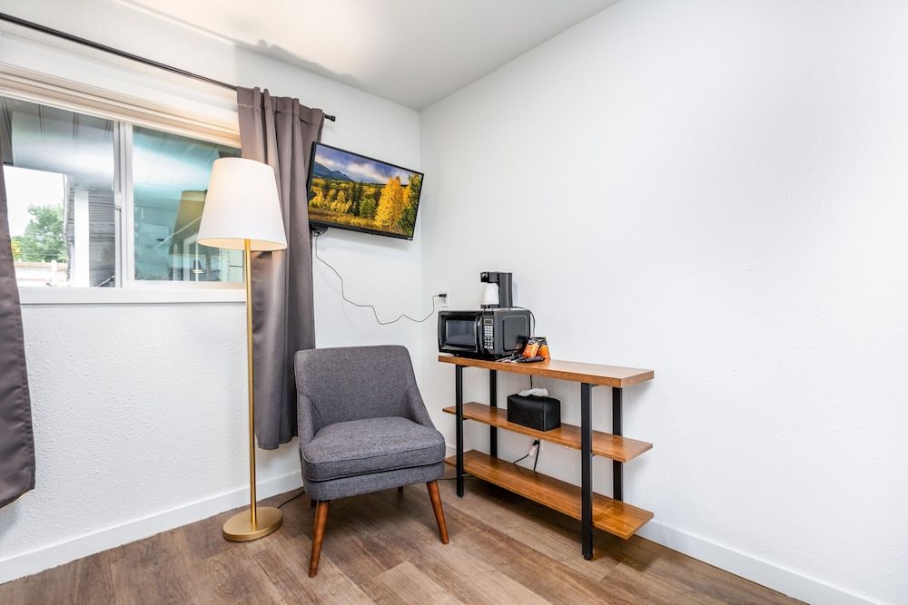 Minecart Motor Lodge Semi-Private Double 7