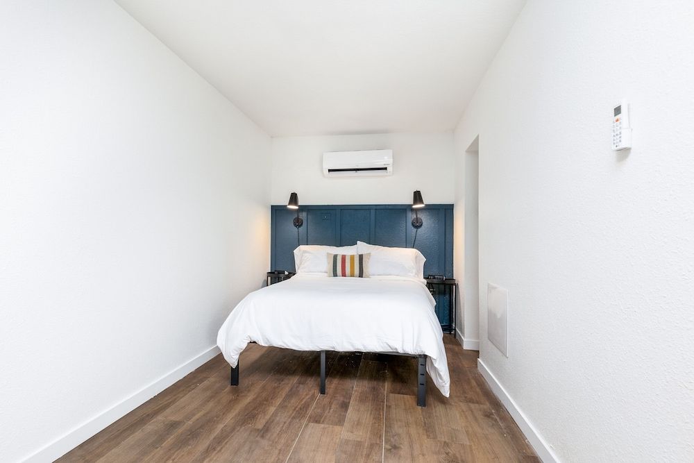 Minecart Motor Lodge Semi-Private Double