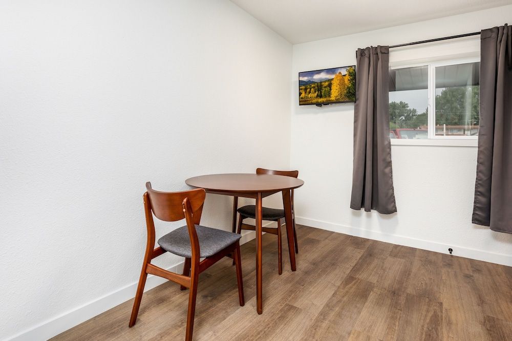 Minecart Motor Lodge Semi-Private Double 6