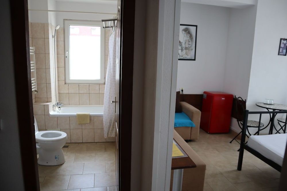 Taxi Hostel Double Room 9