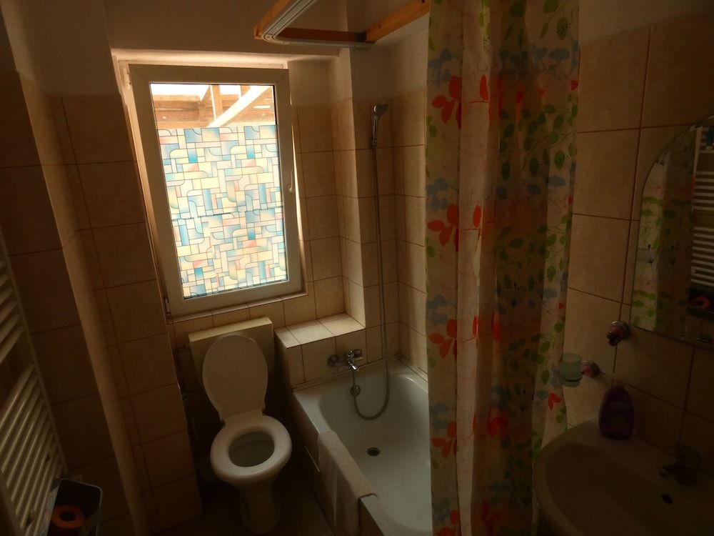 Taxi Hostel Double Room 10