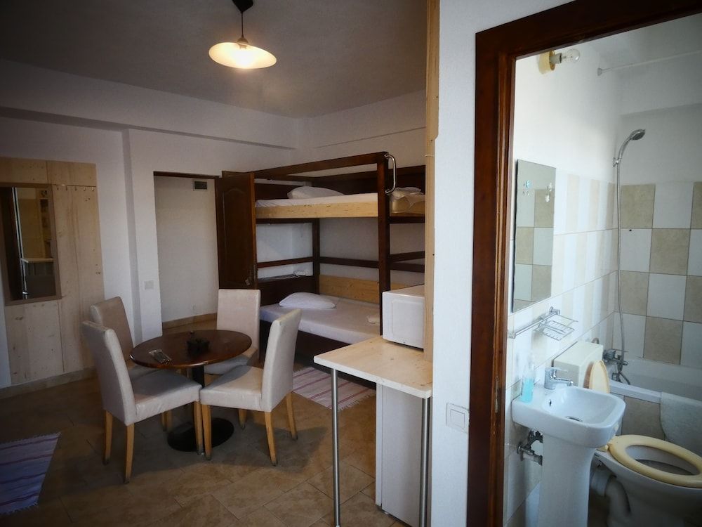 Taxi Hostel Premium Quadruple Room 4