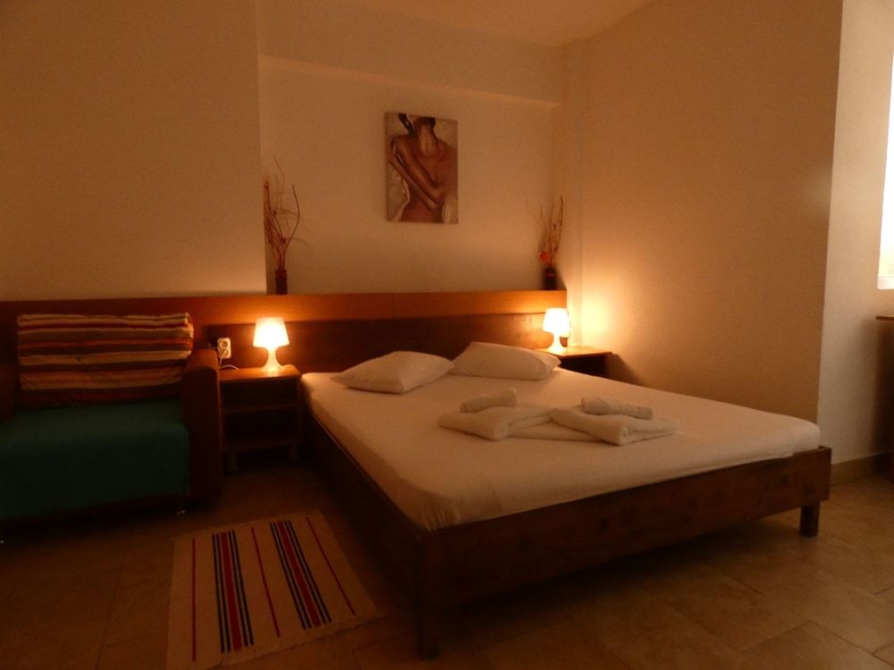 Taxi Hostel Double Room 8