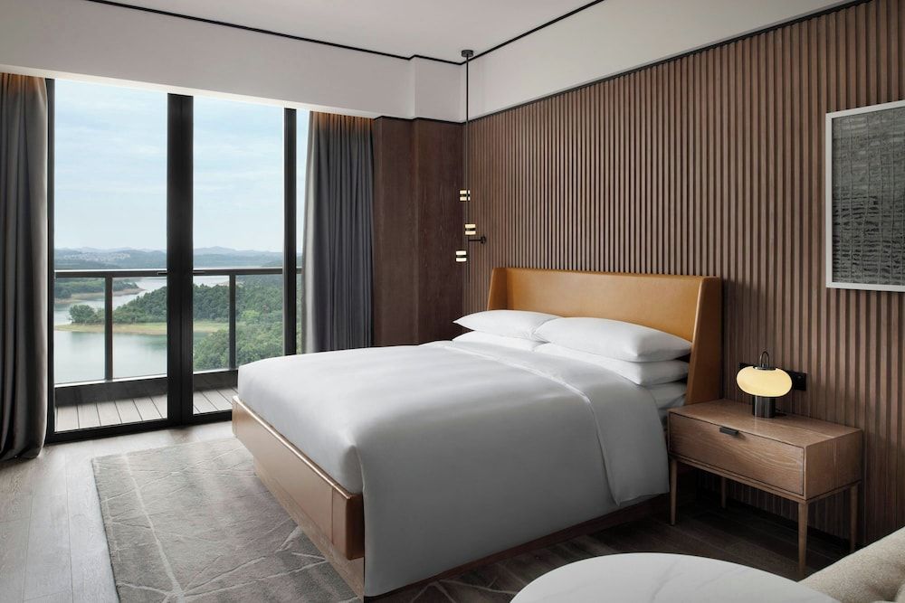 Club Suite, 1 Bedroom, Lake View