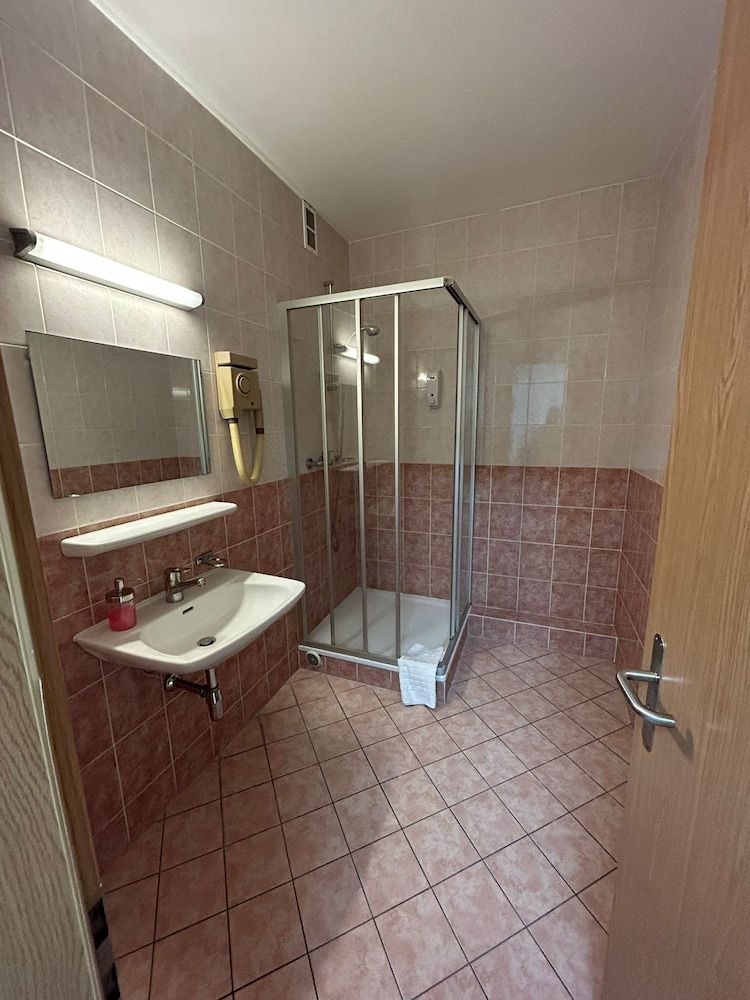 PRIMADOM Aparthotel Economy Twin Room, Shared Bathroom (Petit Budget) 4