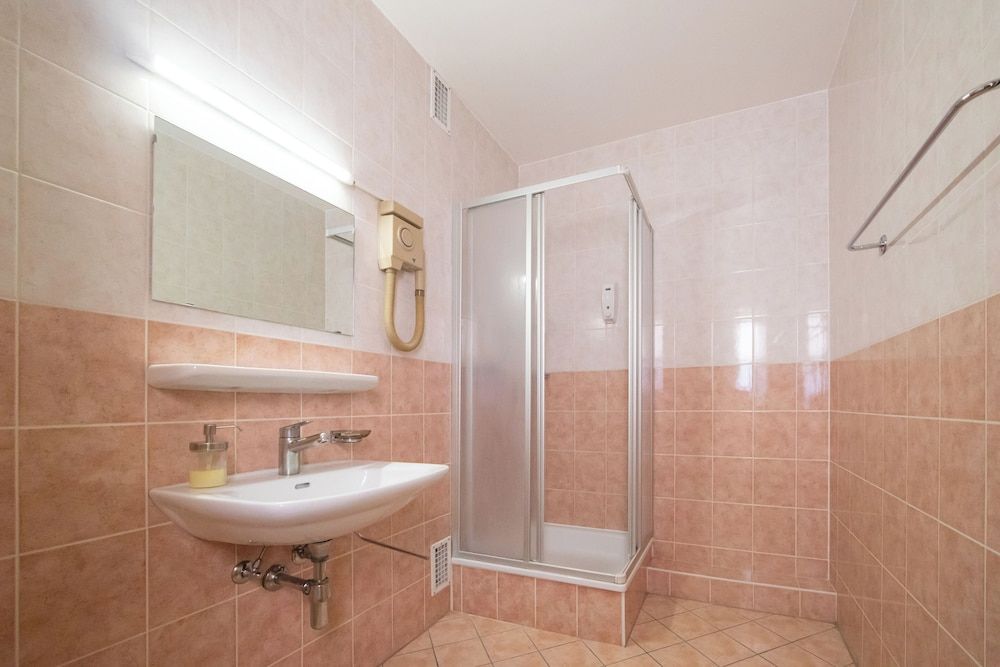 PRIMADOM Aparthotel Economy Twin Room, Shared Bathroom (Petit Budget) 5