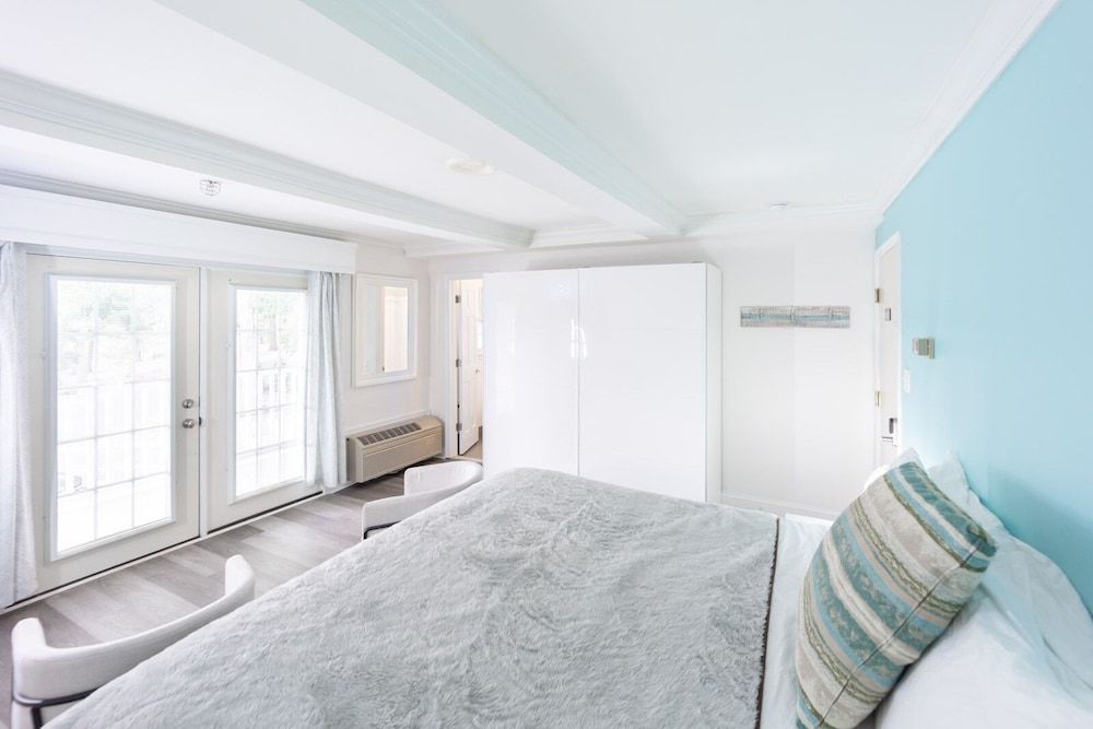 Canalside Inn Deluxe Room, 1 King Bed, Non Smoking 9