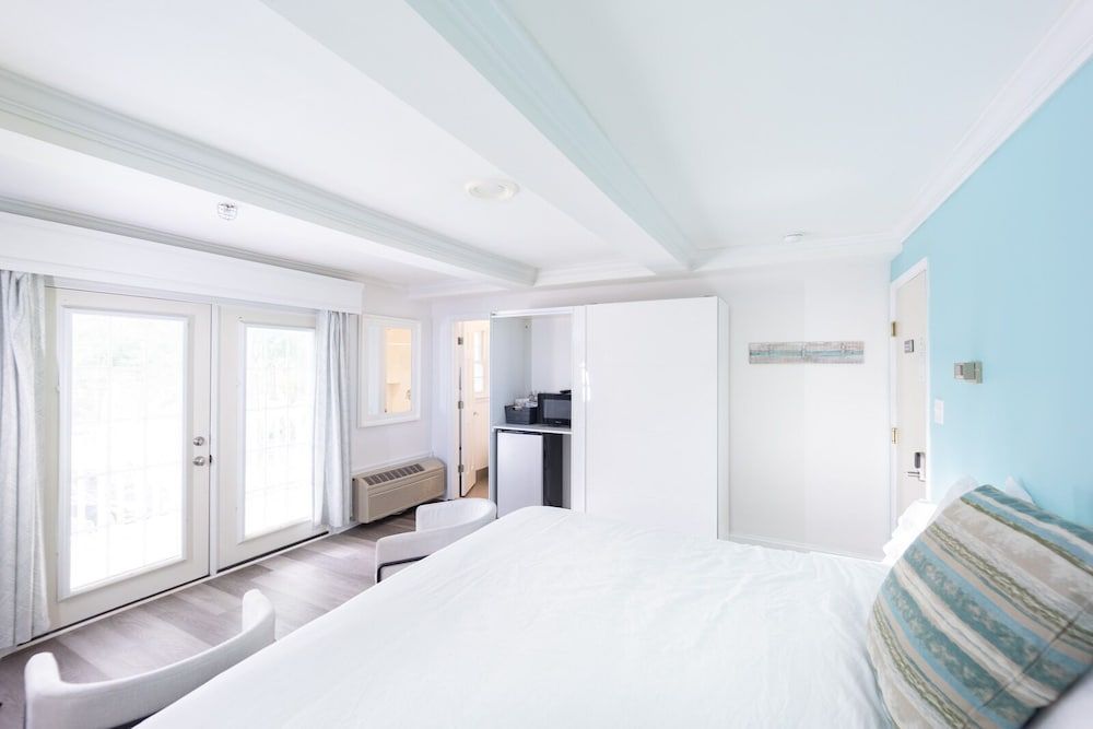 Canalside Inn Deluxe Room, 1 King Bed, Non Smoking 8