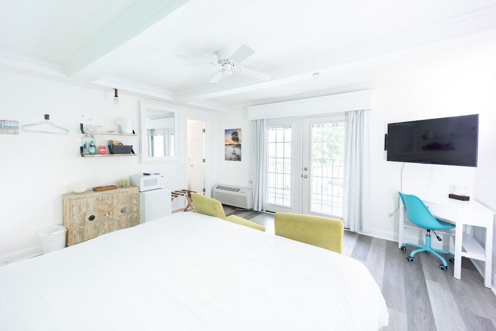 Canalside Inn Deluxe Room, 1 King Bed, Non Smoking 2